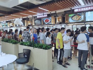 <b>老广记加盟店人山人海</b>